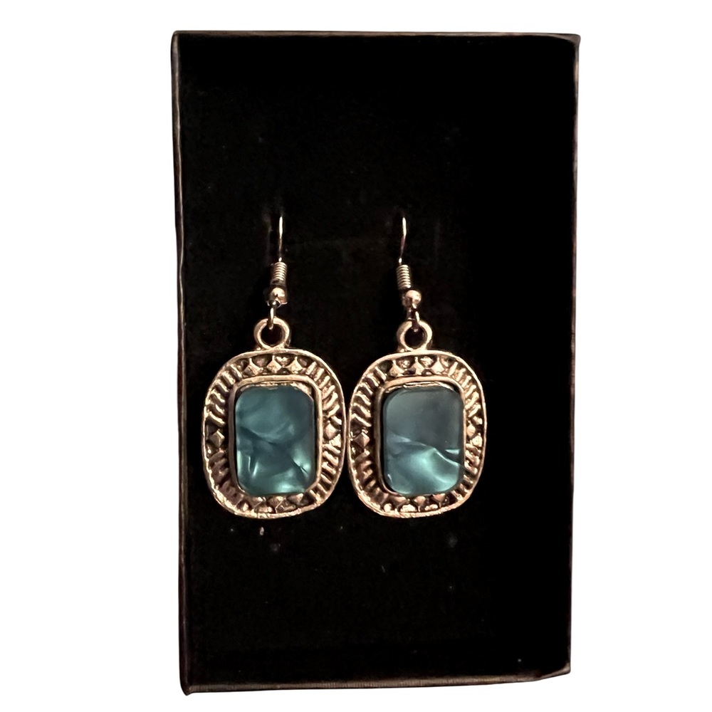 Elegant silver and Blue quartz dangle Earrings NWT